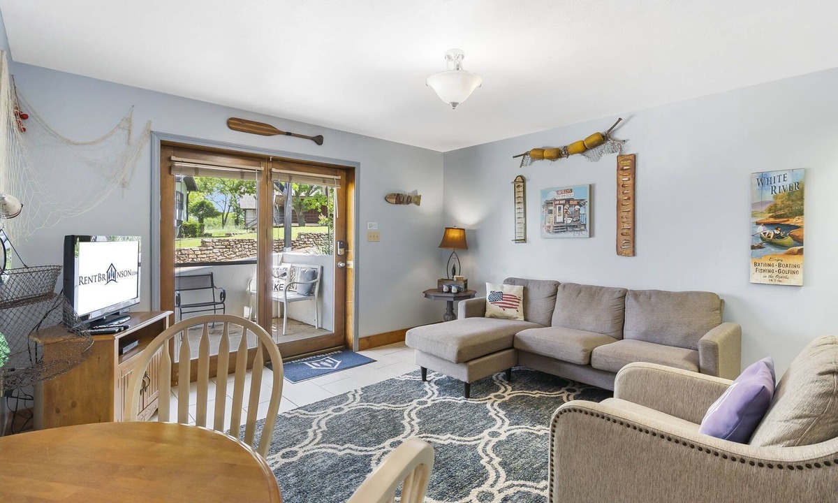 Big Cedars Apartment | Ground-Level Waterside Suite, Pet Friendly, Community Hot Tub, Free Tickets