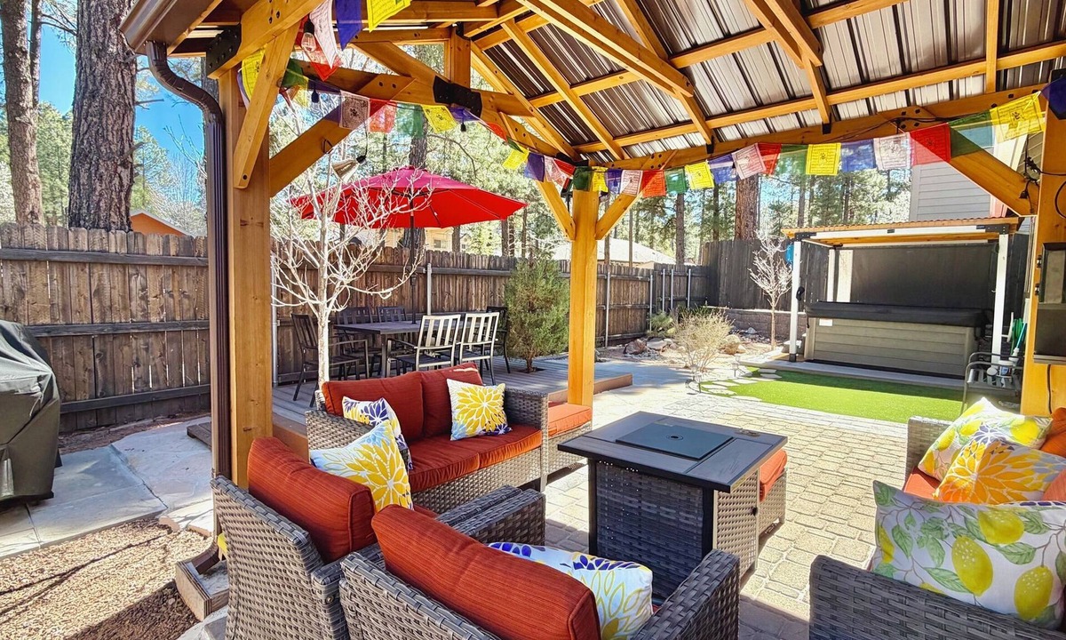 Flagstaff House | Guest Favorite 5BR Family Retreat : Hot Tub, Fire Pit, BBQ & Office room .
