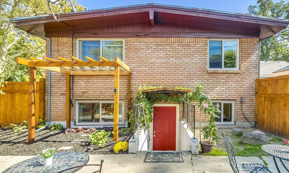 North End Apartment | #HabitueHomes - Red Ivy #4 - 2 Bed + Pullout Sofa + Dog Friendly