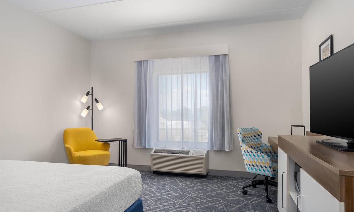 Baltimore Hotel | Hampton Inn Baltimore Bayview Campus