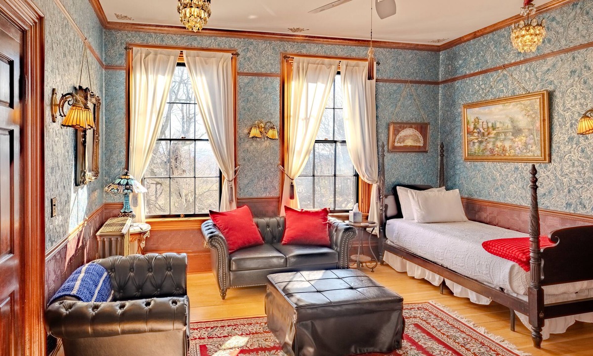 Hancock Bed & Breakfast | Hancock Historic Bed & Breakfast with Personal Chef Made-to-Order Full Breakfast