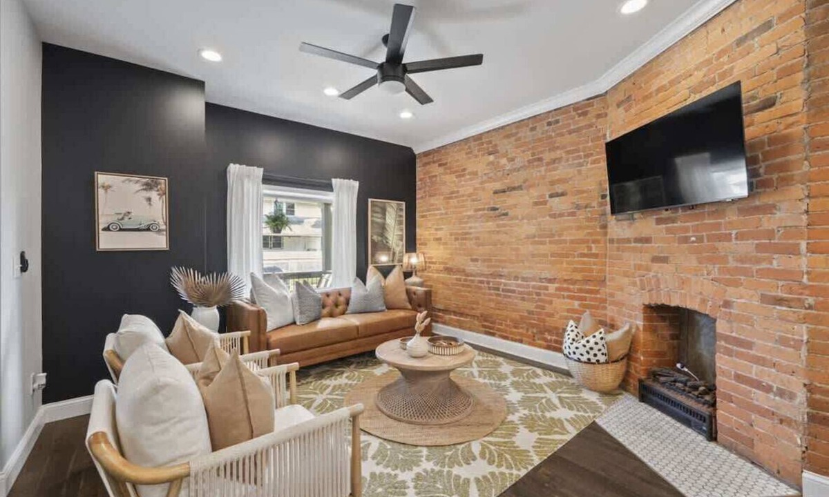 Columbus House | Hanford House - Hot Tub-Sauna-Bar-Sleeps 8