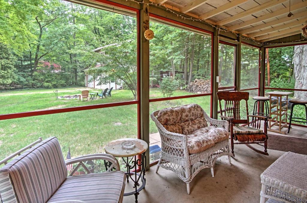 Harbert House | Harbert Cottage w/Fire Pit: Half Mile to Beach!