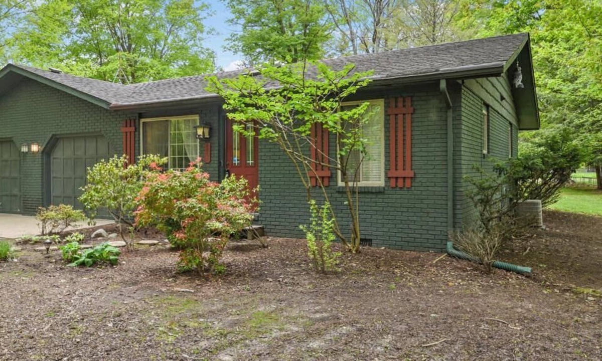Harbert Cottage | HARBOR COUNTRY: Minutes from Warren Dunes State Park and downtown Sawyer