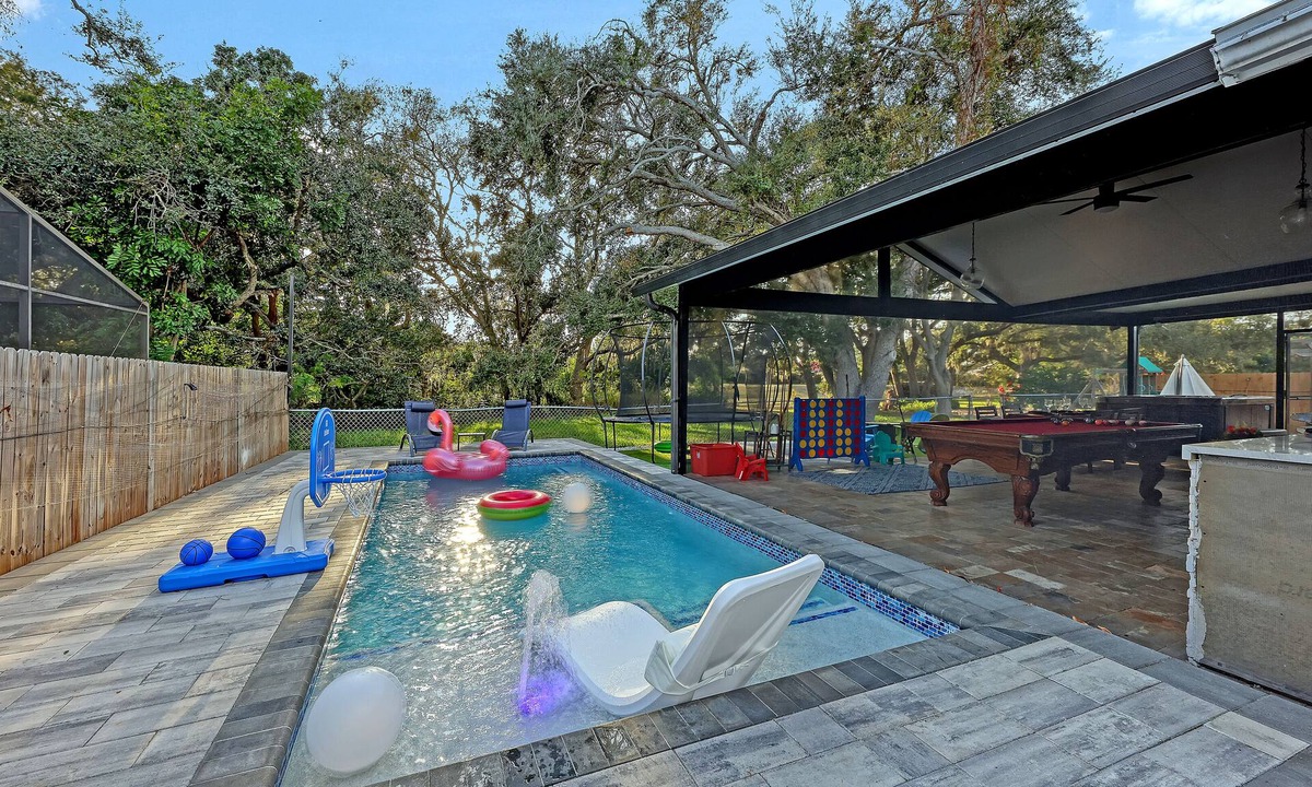 Whitfield House | Heated Pool Sleeps 14-Near SRQ, AMI, Beaches-Game Room-Outdoor Fun-Bunk Bed