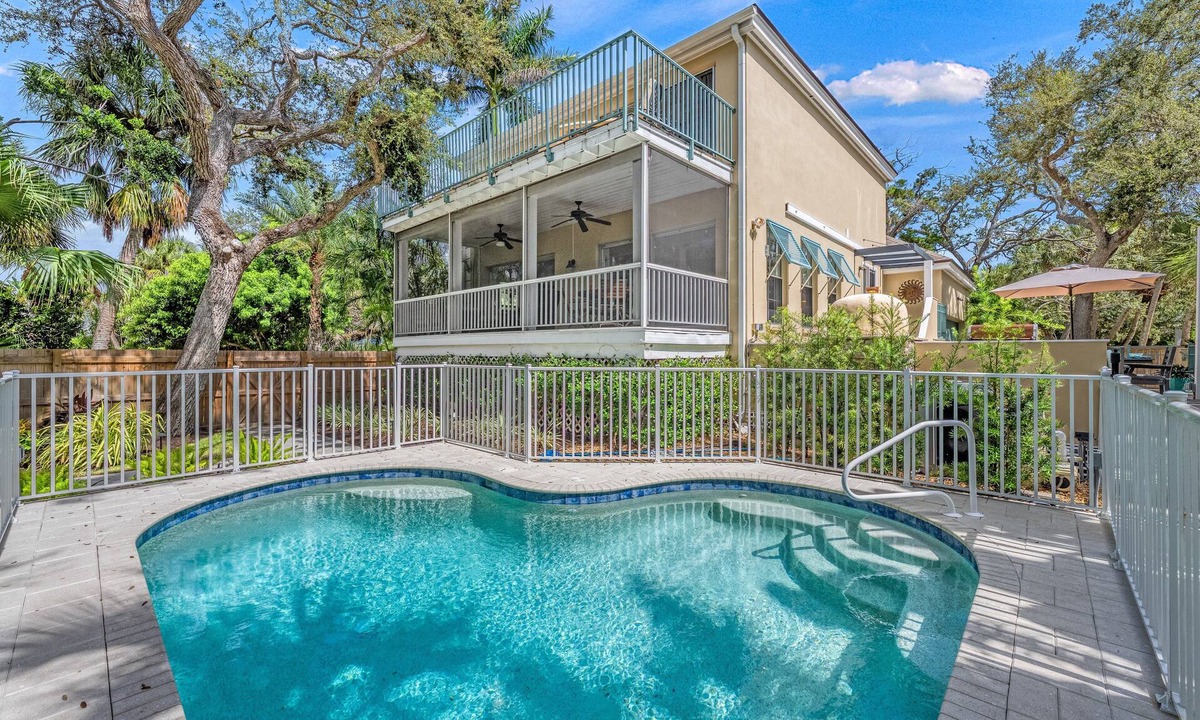 Bay Isle House | Hemingway House | Serene Siesta Key Getaway with Heated Pool, Pizza Oven