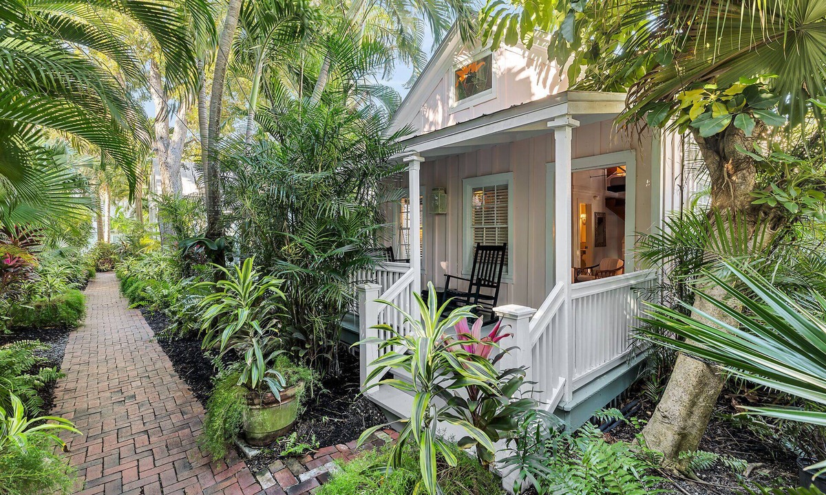 Historic Seaport Cottage | ~Hibiscus Cottage~ 18+ Adult Only cottage near Duval St