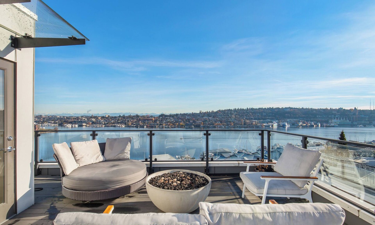 East Queen Anne House | High-End Living! ~ Panoramic Views ~ A/C ~ Parking