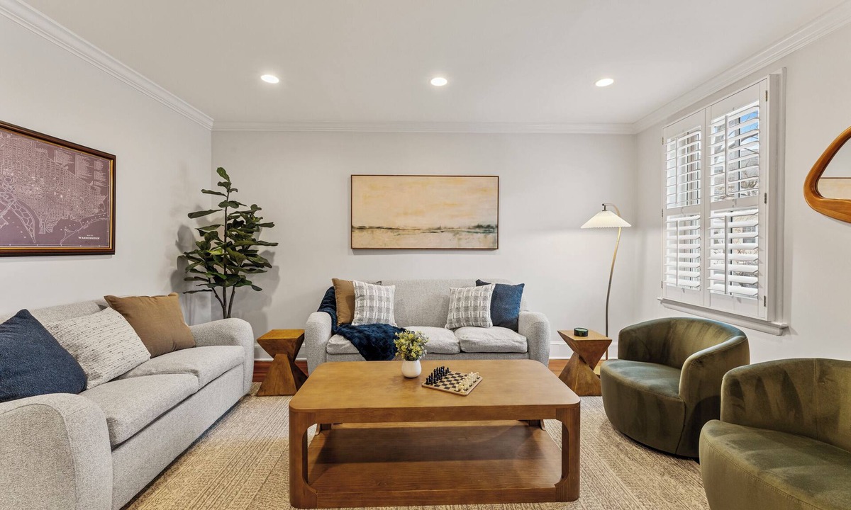 Old Town Alexandria House | Historic Designer Gem off King St Courtyard w Grill, Firepit 2 Free Parking