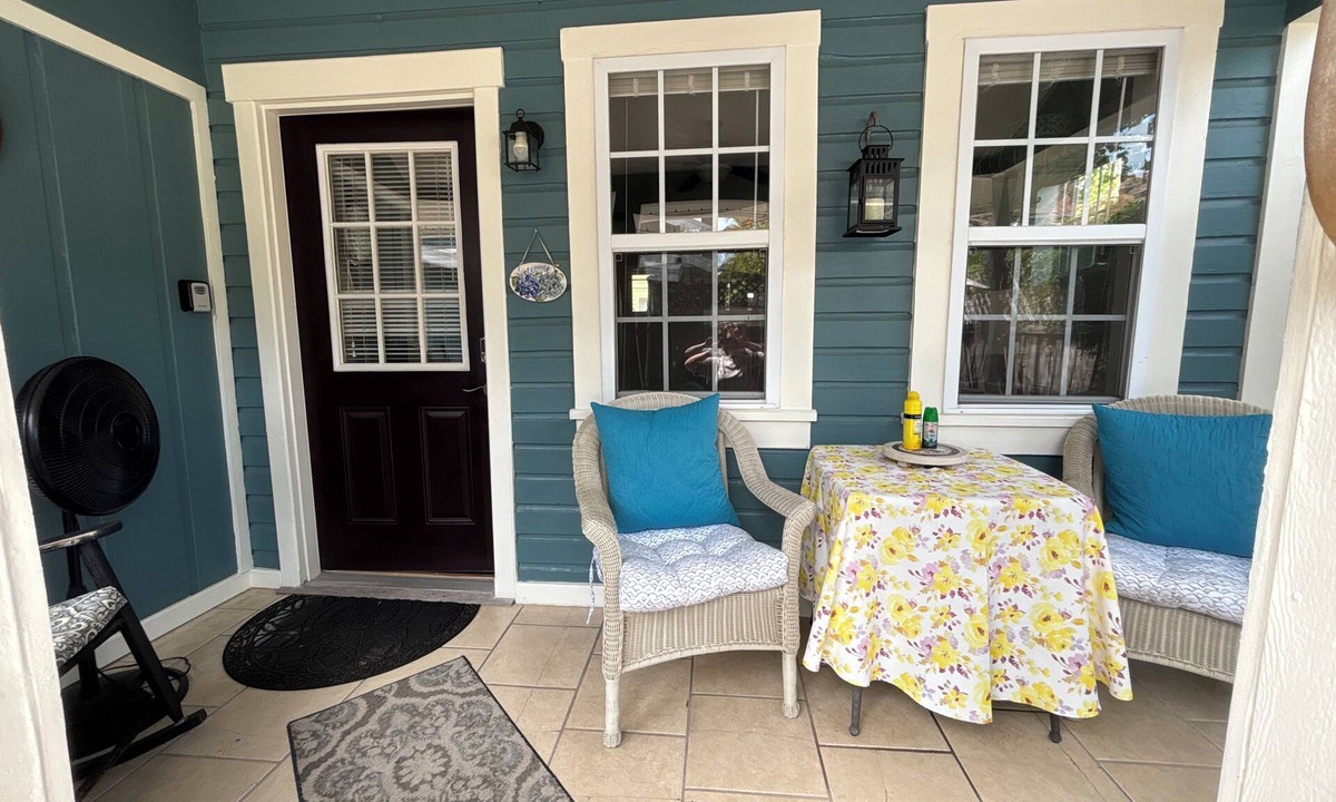 Historic Old Northeast Cottage | Historic Old Northeast! Walk to Water & Downtown! KING BED!