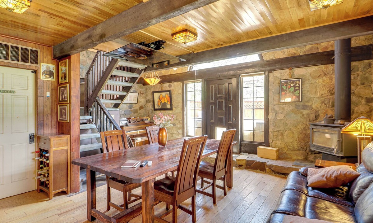 Granite Ridge Cottage | Historical Mtn-view Getaway w/Hot Tub in Sandy!