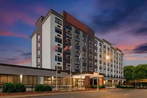 Northeast Hotel | Holiday Inn Express & Suites Washington DC - NoMA by IHG