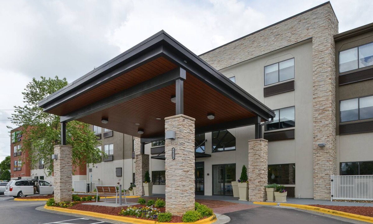 Southeast Raleigh Hotel | Holiday Inn Express & Suites Raleigh NE - Medical Ctr Area by IHG