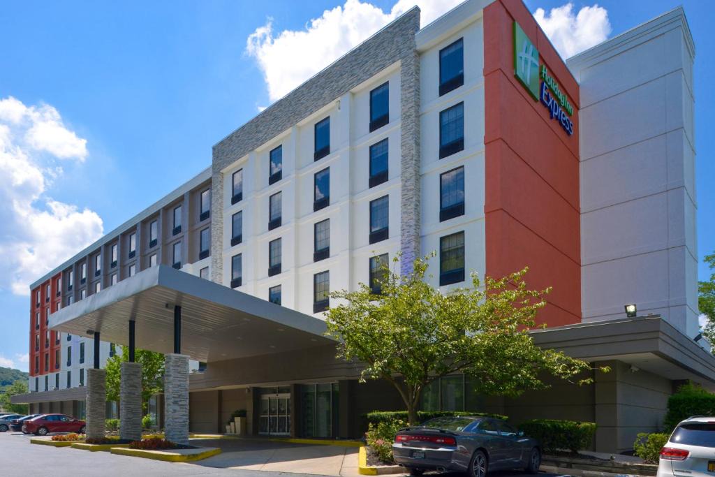 Towson Hotel | Holiday Inn Express Towson- Baltimore North by IHG