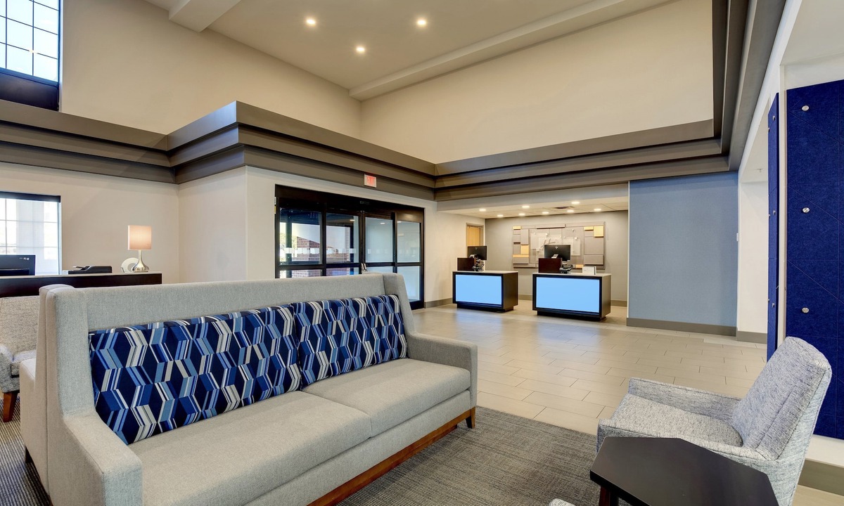 Lake Arbor Hotel | Holiday Inn Express I-95 Capitol Beltway-Largo by IHG