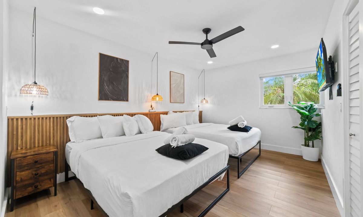 South Lake Villa | Hollywood Lakes Heated Pool Villa - sleeps 18