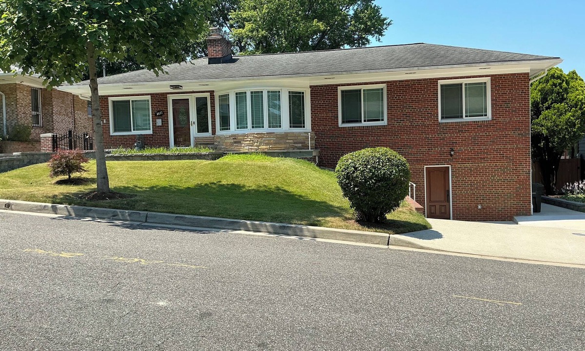 Northwest House | Home in Washington DC, 2 bedrooms, 4 beds, 2 baths,sleeping 5 & free parking.