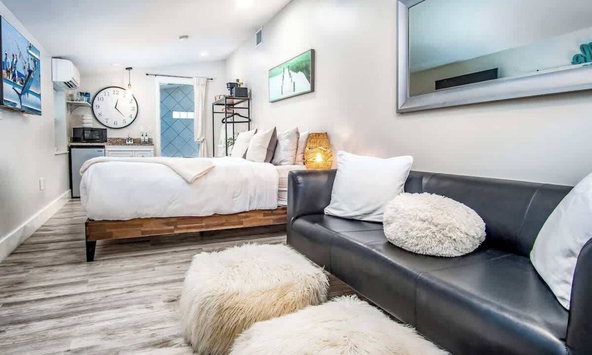 Midtown Apartment | Honeymoon Banyan Suite near Higgs Beach