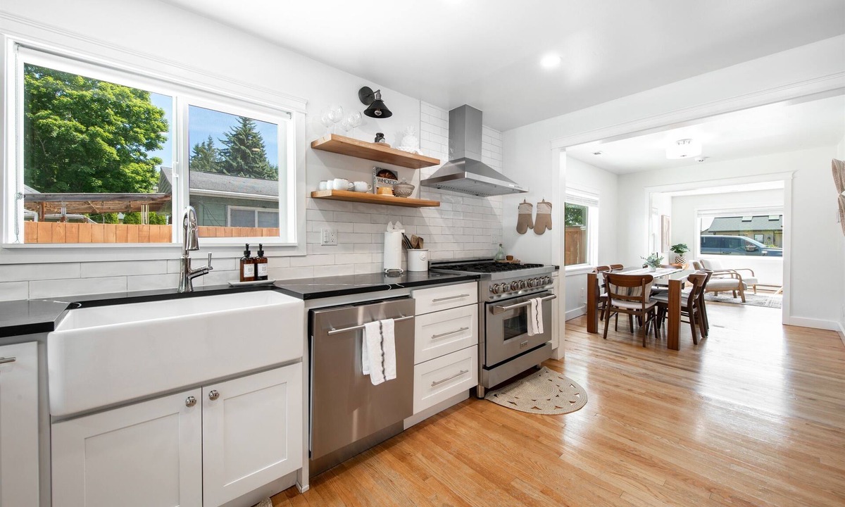 Shoreline House | Hot Tub & AC| Single Level No Stairs| EV+Parking