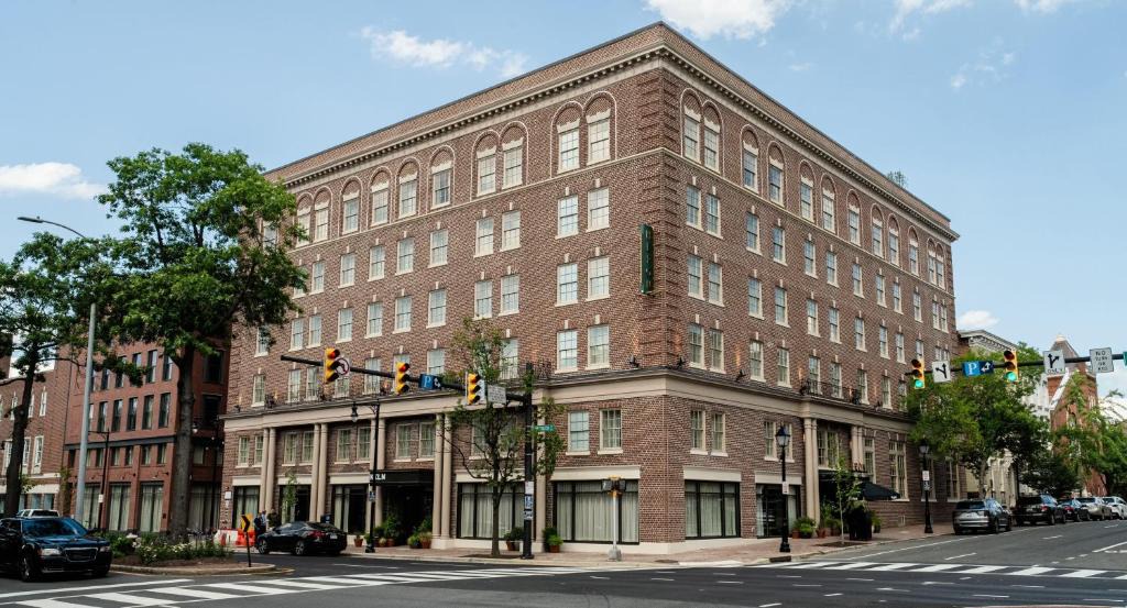 Old Town Alexandria Hotel | Hotel Heron Alexandria Old Town, Curio Collection by Hilton