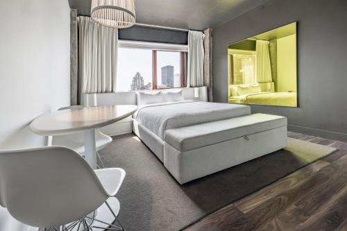 Quartier des Spectacles Hotel | Hotel Zero 1 Montreal