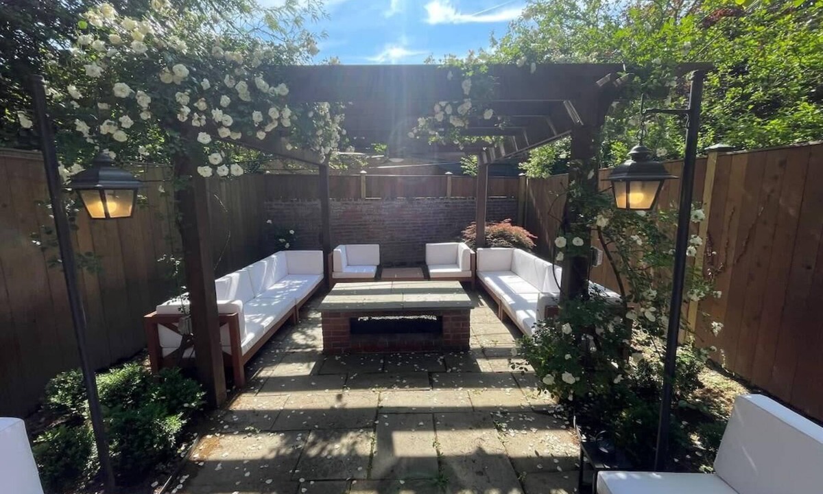 Georgetown House | Idyllic Georgetown | Garden + Firepit | Sleeps 7
