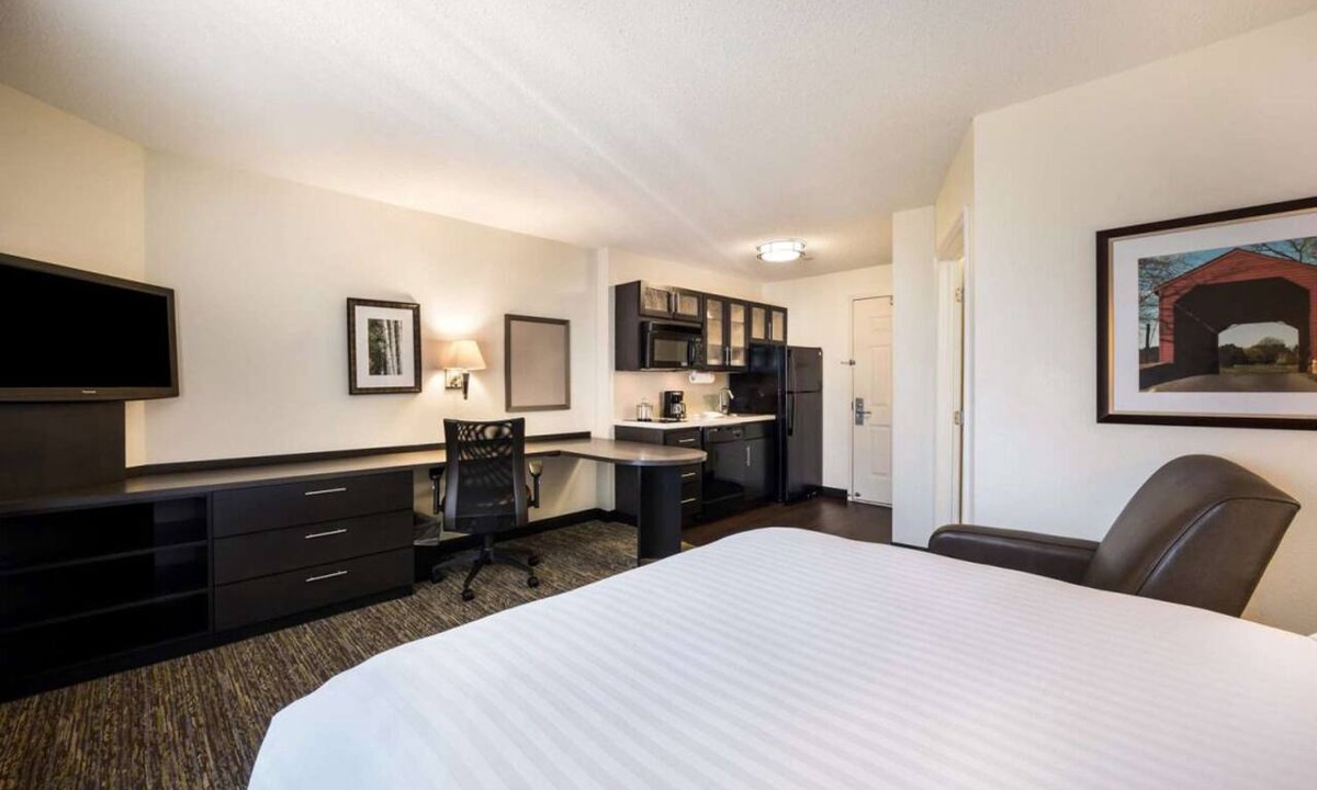 Gahanna Hotel | Irvine's Premier Destination for Business & Leisure! Pets Allowed, Full Kitchen!