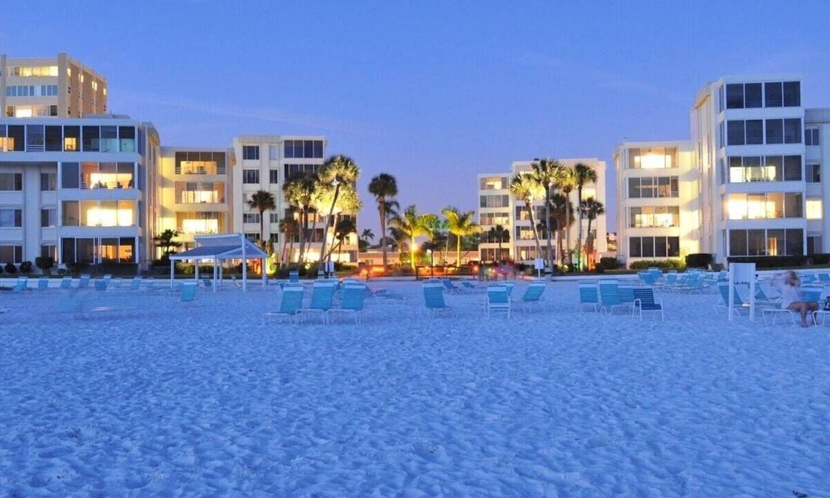 Siesta Key Resort | Island House Resort - Waterfront 2-bedroom condo directly on Siesta Key Beach!