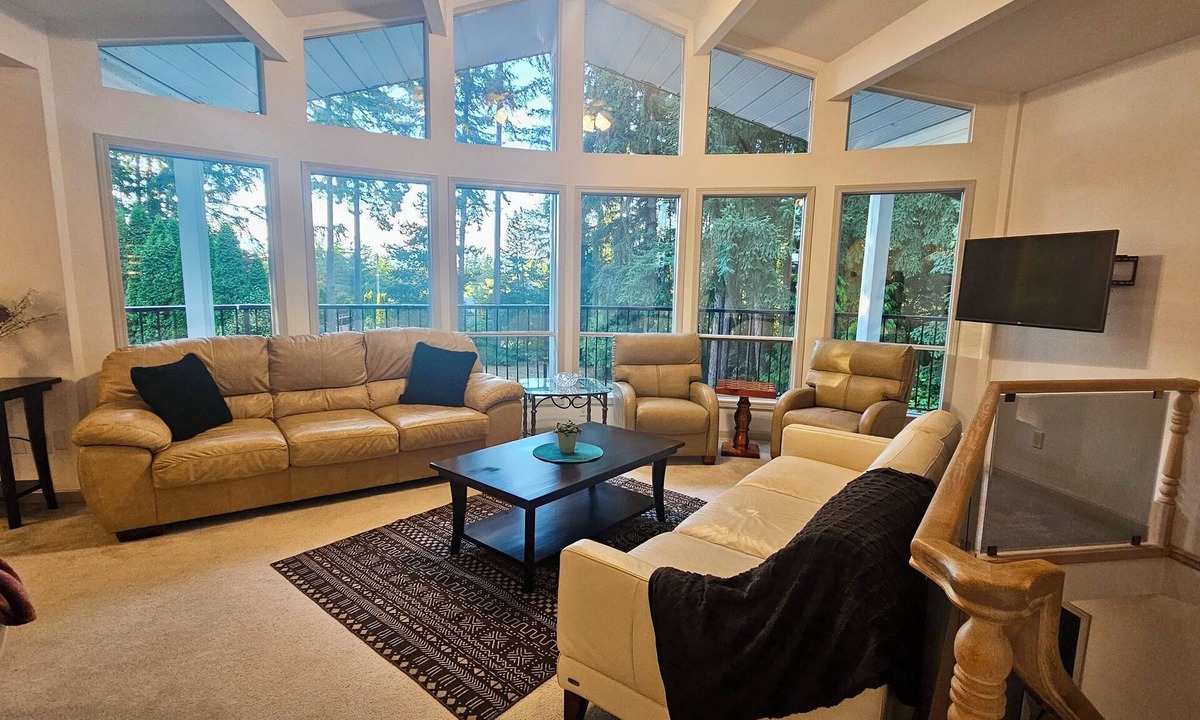 Regional District of Nanaimo House | Ivory Escape in the Forest