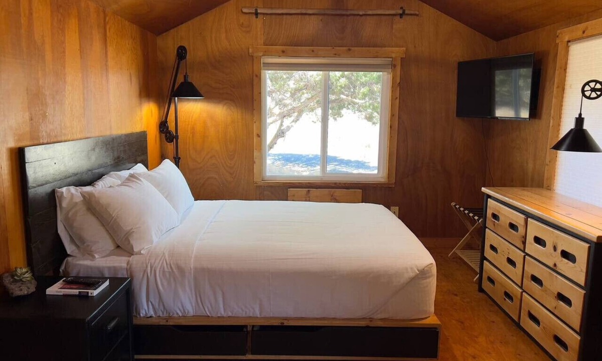 Apple Valley House | Jacuzzi - Zion Rangers Suite - Zion View