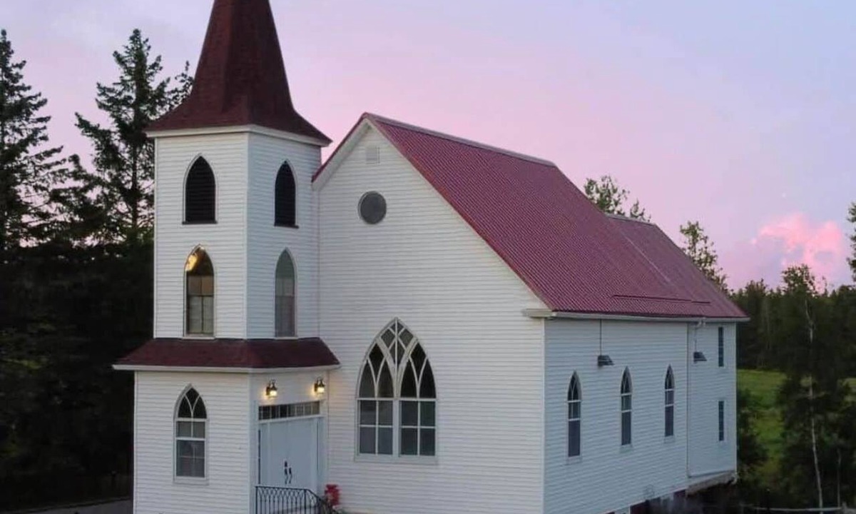 Moncton Ski Chalet | Jone's Brook Cottage: BBQ-Pool-Table-Firepit-AC