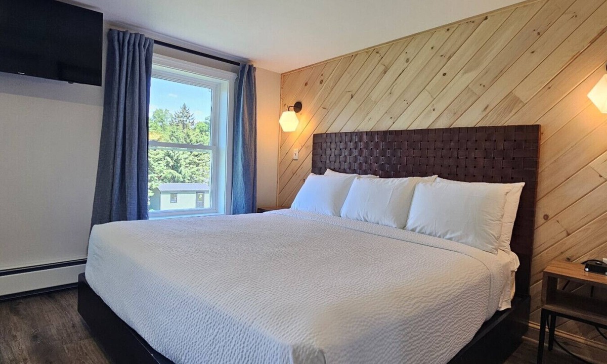 Greenville Junction Hotel | Juniper Motel-Deluxe King*RM6*Lakefront*ATV Access*Dock