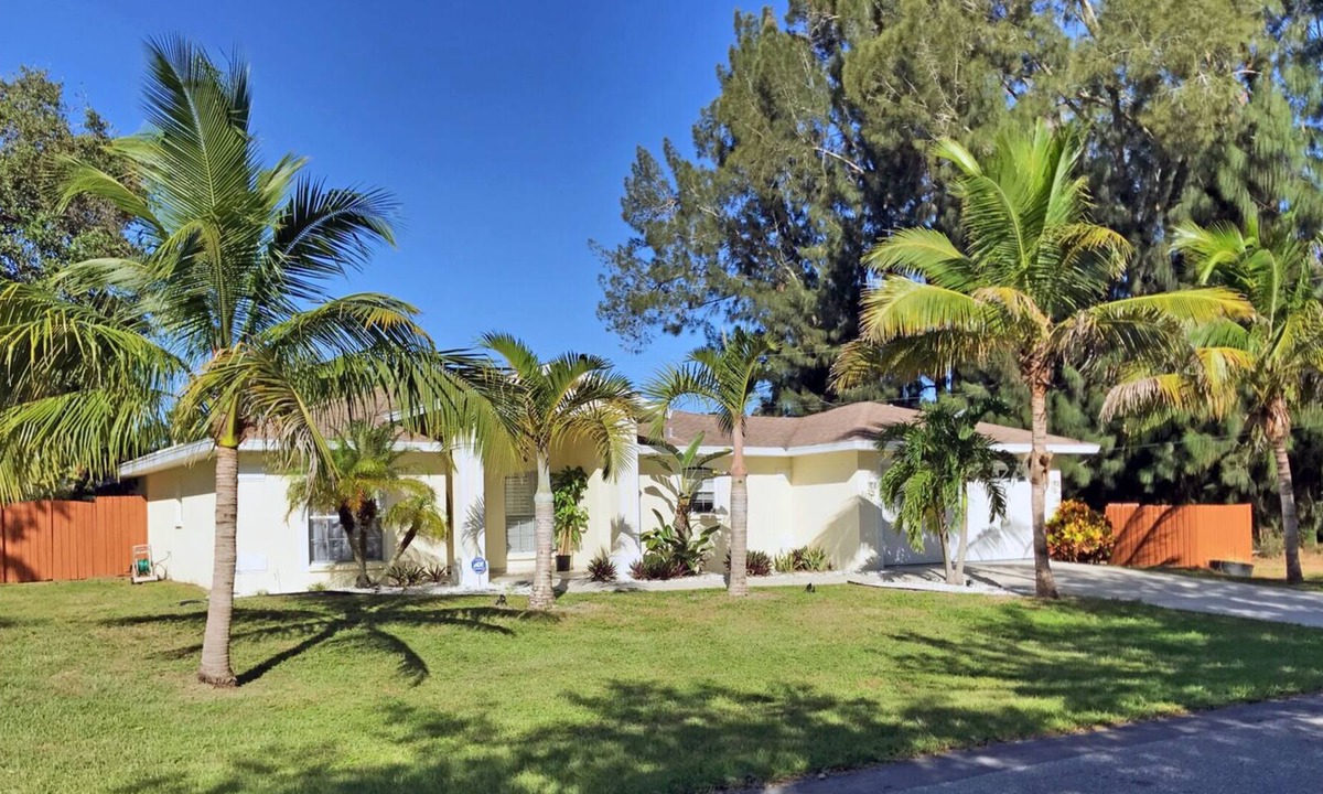 Ridge Wood Heights House | Just minutes to Siesta Key, Beaches, and Shopping w/ Private Pool and WIFI