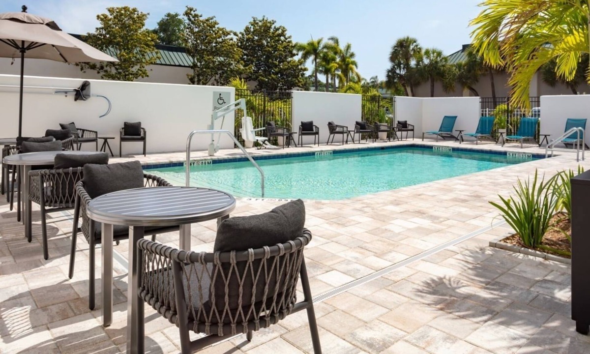 Clearwater Hotel | Just What You Were Looking For! 4 Comfortable Units, Free Breakfast, Pool