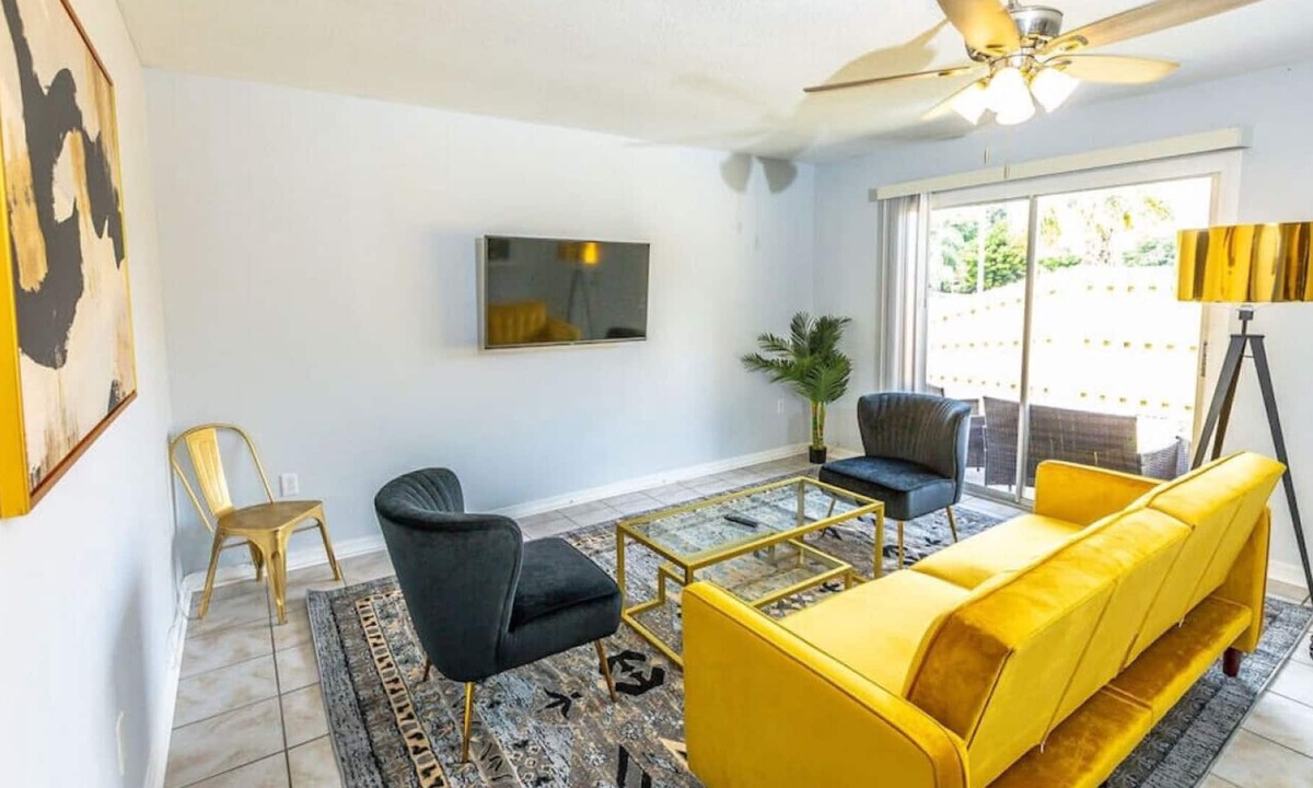 North Sarasota Apartment | King bed Ed Smith Stadium