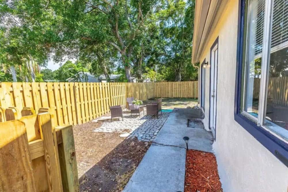 North Sarasota Apartment | King bed Ed Smith Stadium