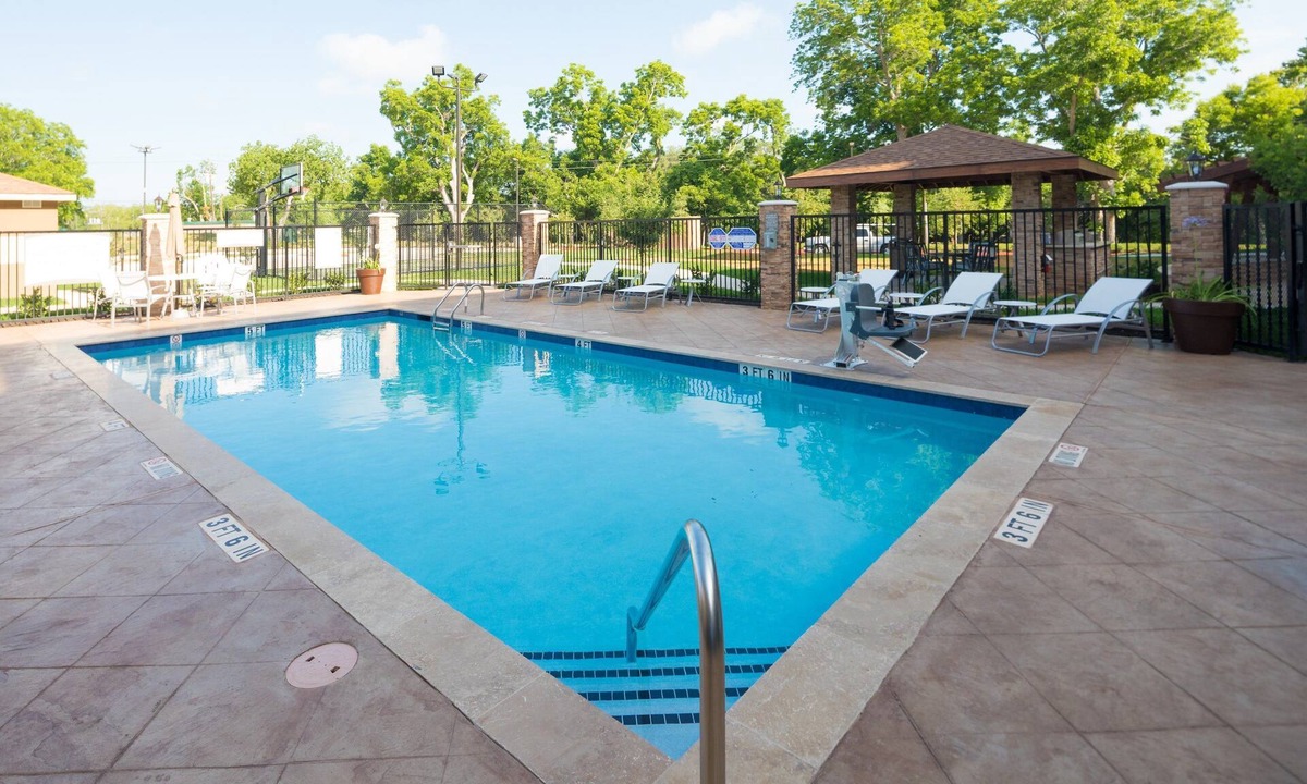 Lake Jackson Condo | King Suite w/Kitchen. Free Breakfast. Pool. Great Location!