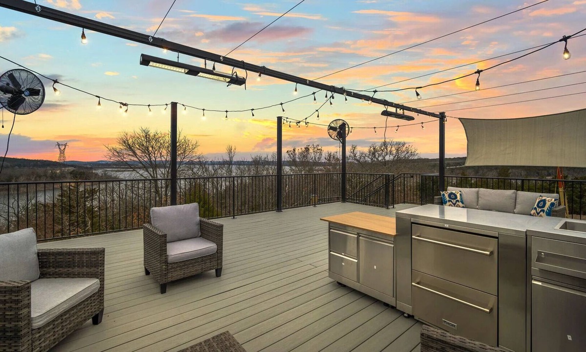 Table Rock House | Lake Front Rooftop Hot Tub Game Room Escape