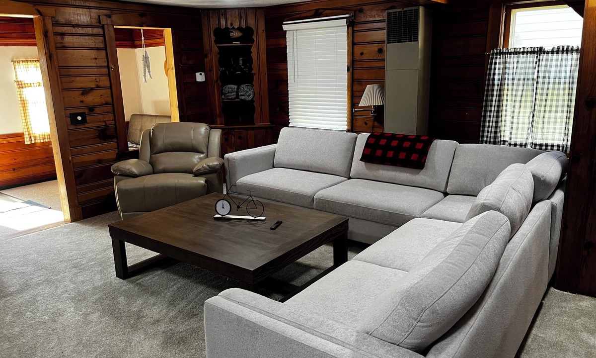 Ashtabula Cottage | Lake front updated cabin-close to everything!