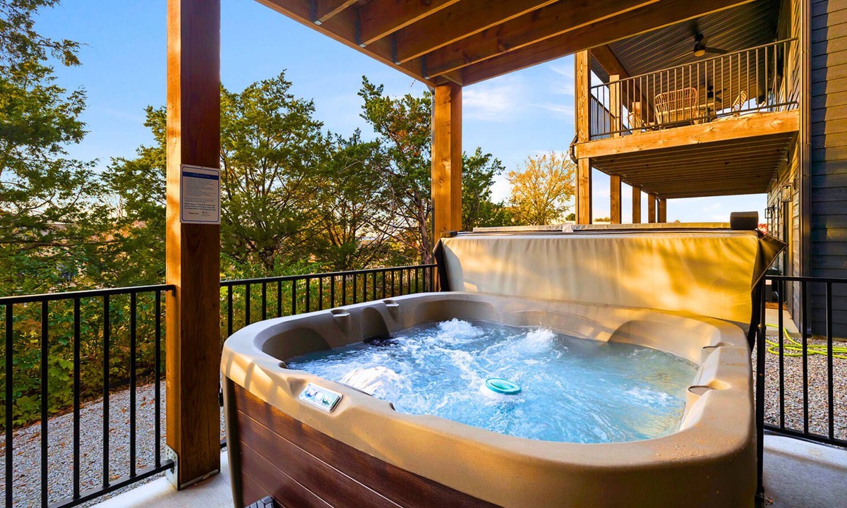 Hollister House | Lake View Hot Tub Resort Pools Arcades Family Fun