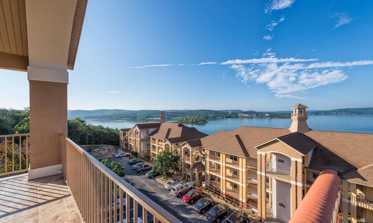 Hollister Villa | Lake Views - Newly Renovated - Spacious -Private Balcony -Indoor & Outdoor Pools