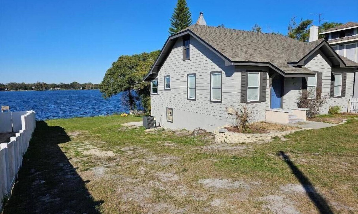 Winter Haven House | Lakefront 3 story 5/3 bungalo with huge yard, great views, a firepit and a dock.