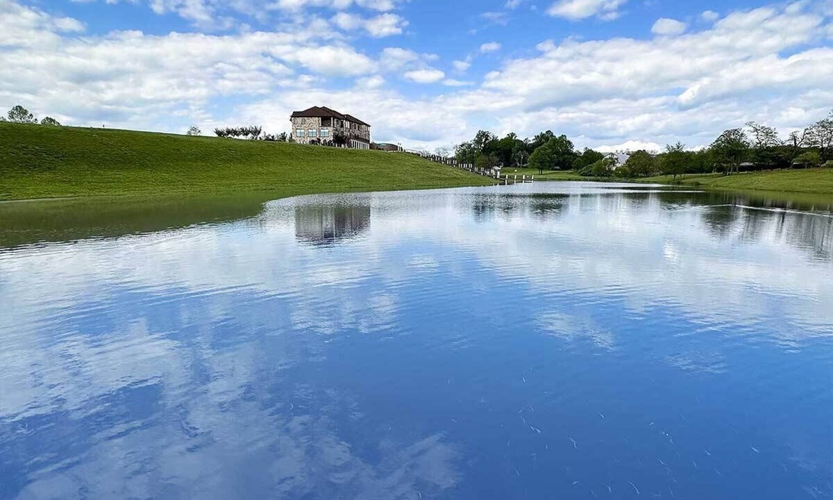 Purcellville Bed & Breakfast | Lakefront B&B Room w/Private Island Access + Breakfast Included