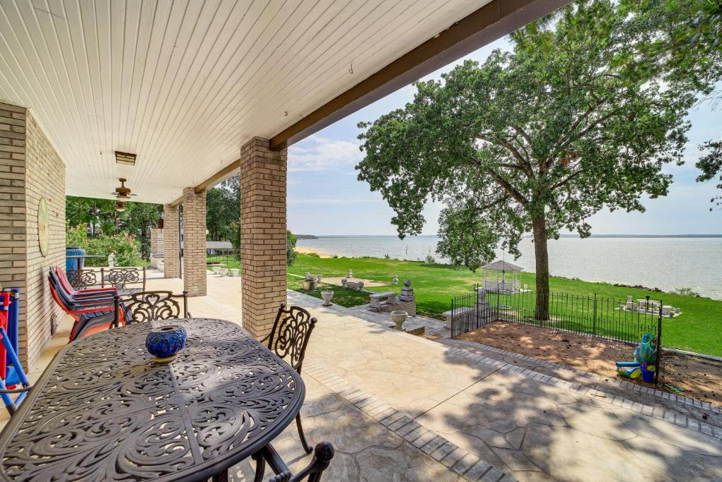 Hoyt House | Lakefront Eufaula Escape w/Dock + Private Beach!