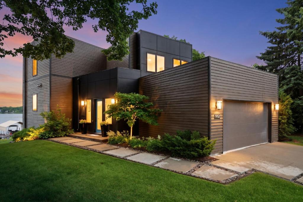 Mound Villa | Lakefront Luxury
