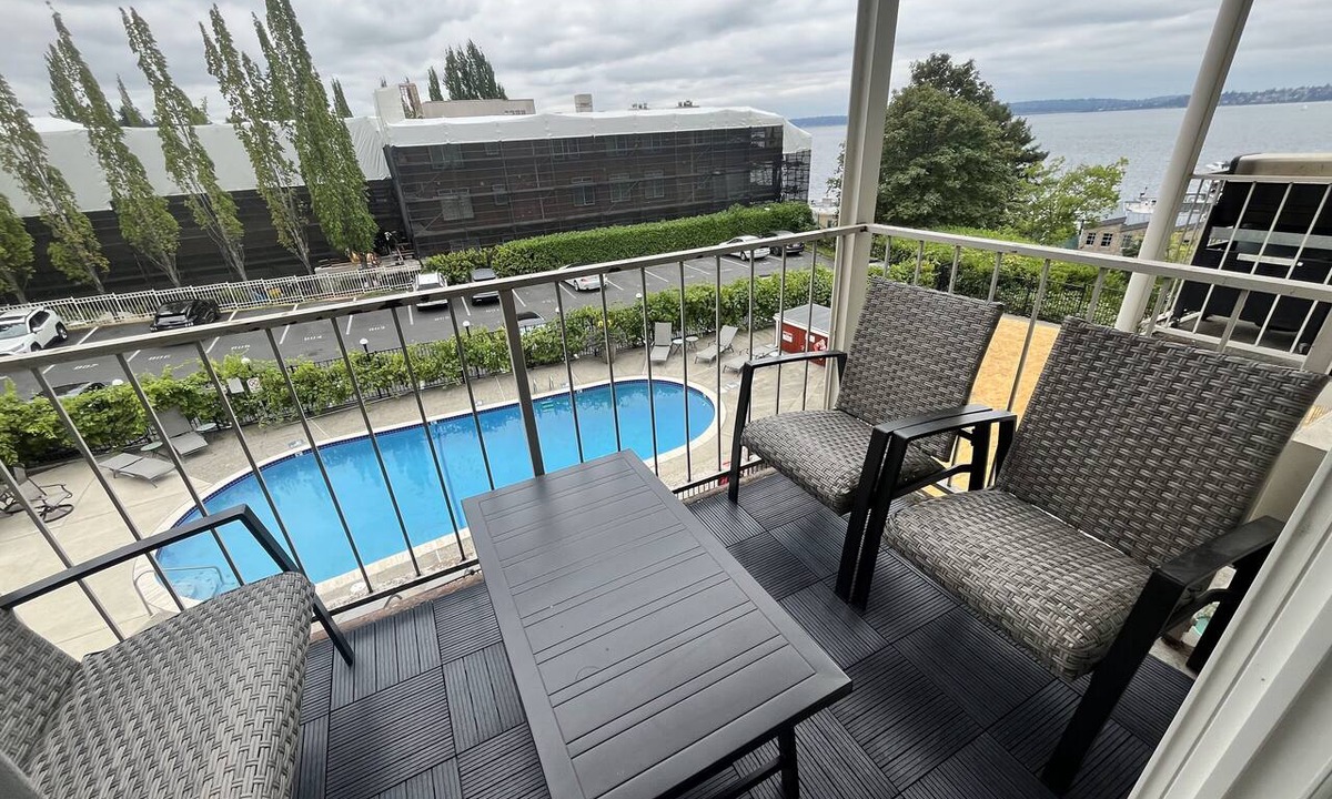 Moss Bay Condo | Lakeview condo steps to famous Lake Street, Kirkland