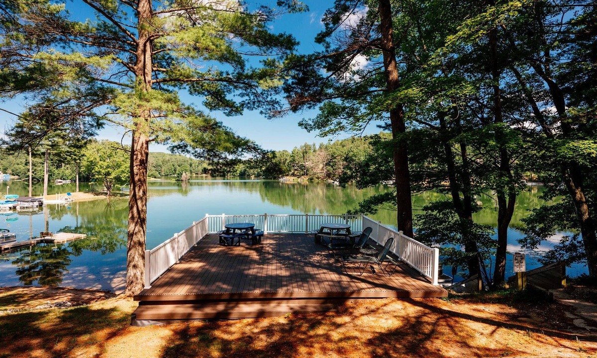 Mayfield Cottage | Lakeview King Suite-Sauna-Hot Tub-Pontoon Rentals!