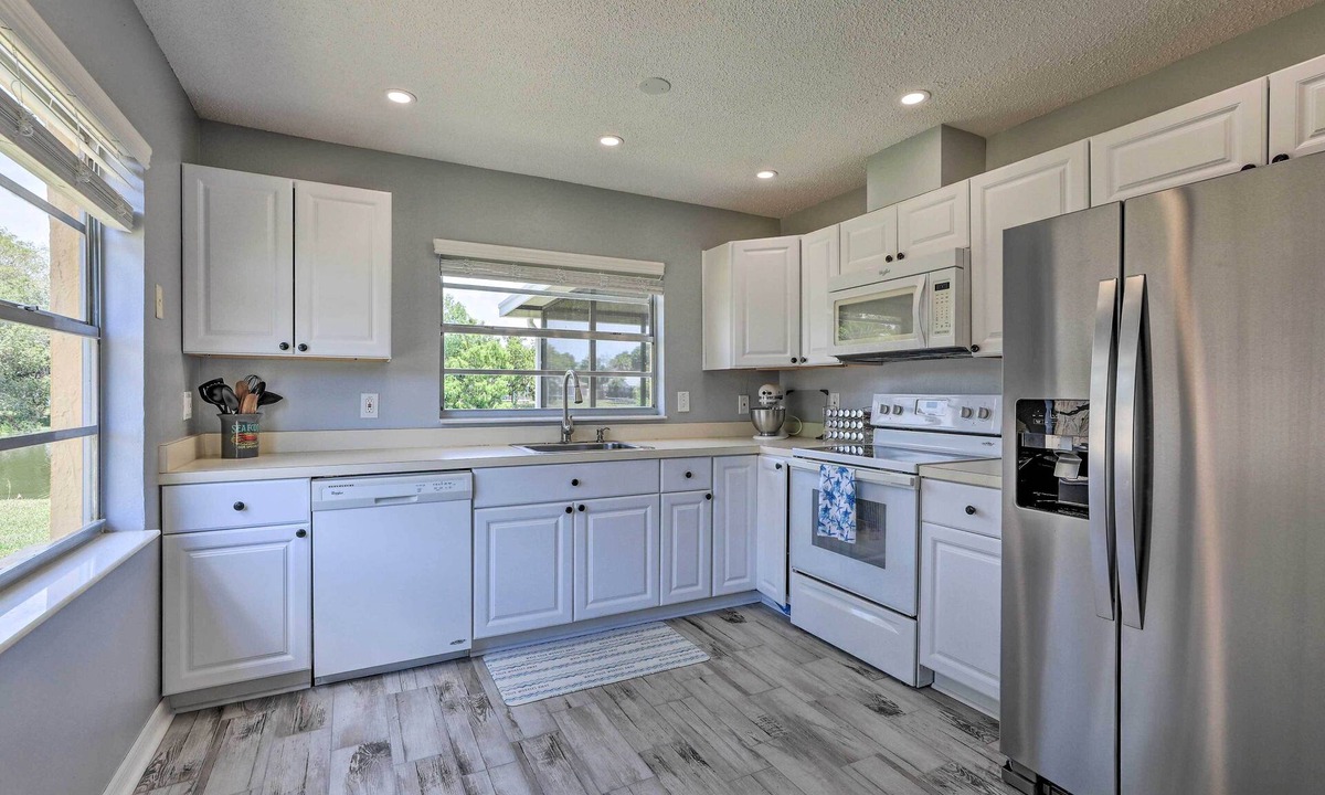 Trailer Estates Cottage | Lanai & Pond at Tranquil Bradenton Retreat!
