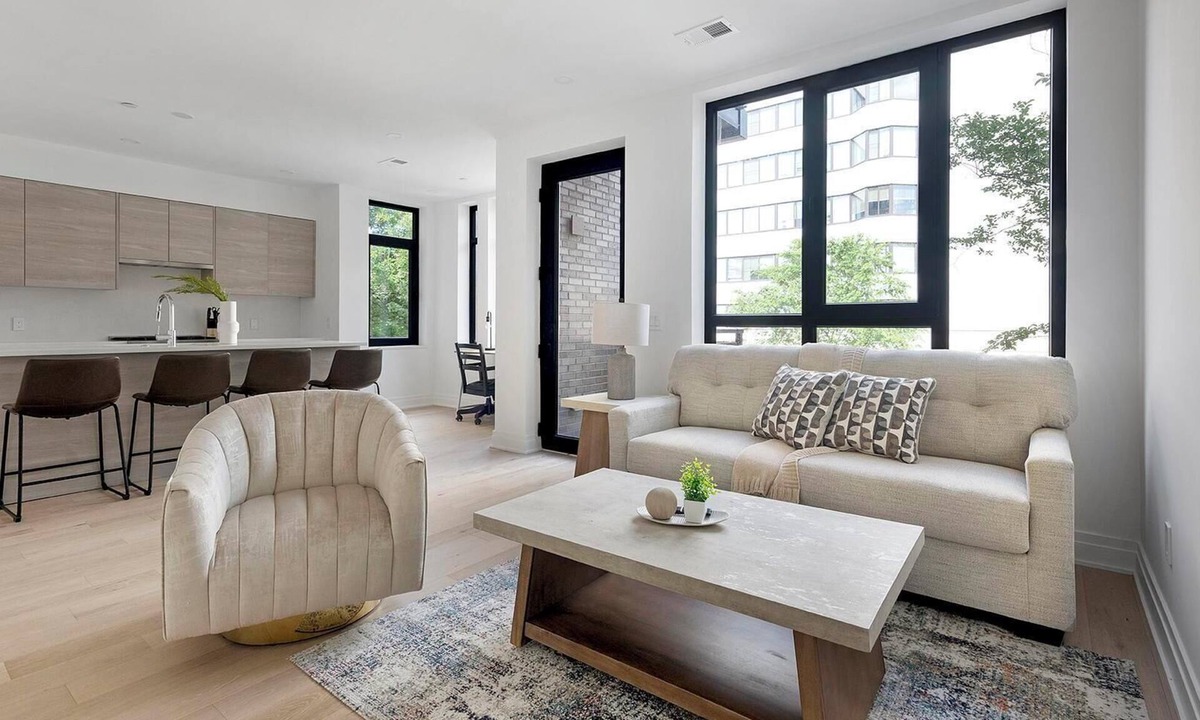 Mount Vernon Square Apartment | Landing | Stylish 2BD in Logan Circle