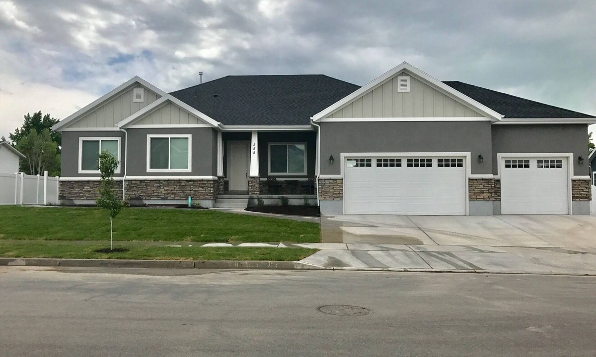 Orem House | Large 3700 sq ft home! Close to park, Canyon, Lindon Temple, 15 min to BYU & UVU